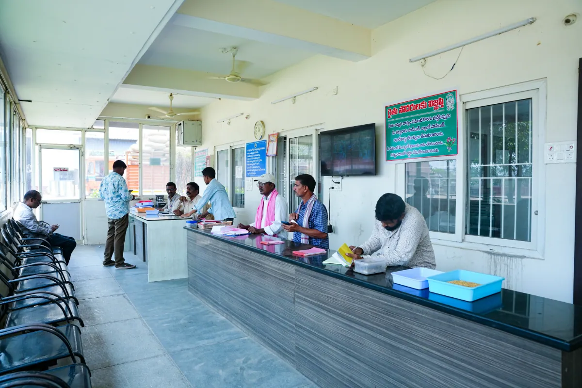 The farmer counter — weight, moisture and payment in one visit
